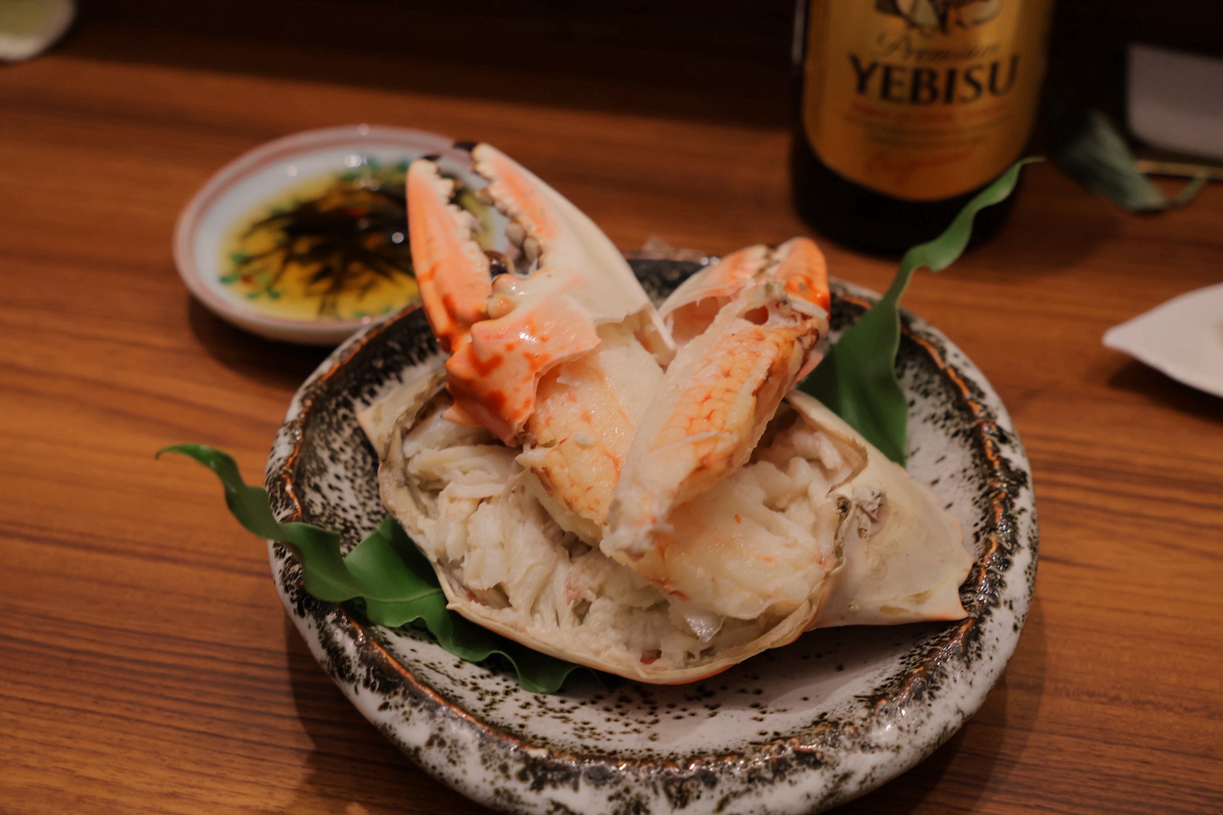 陶盤中的蟹料理